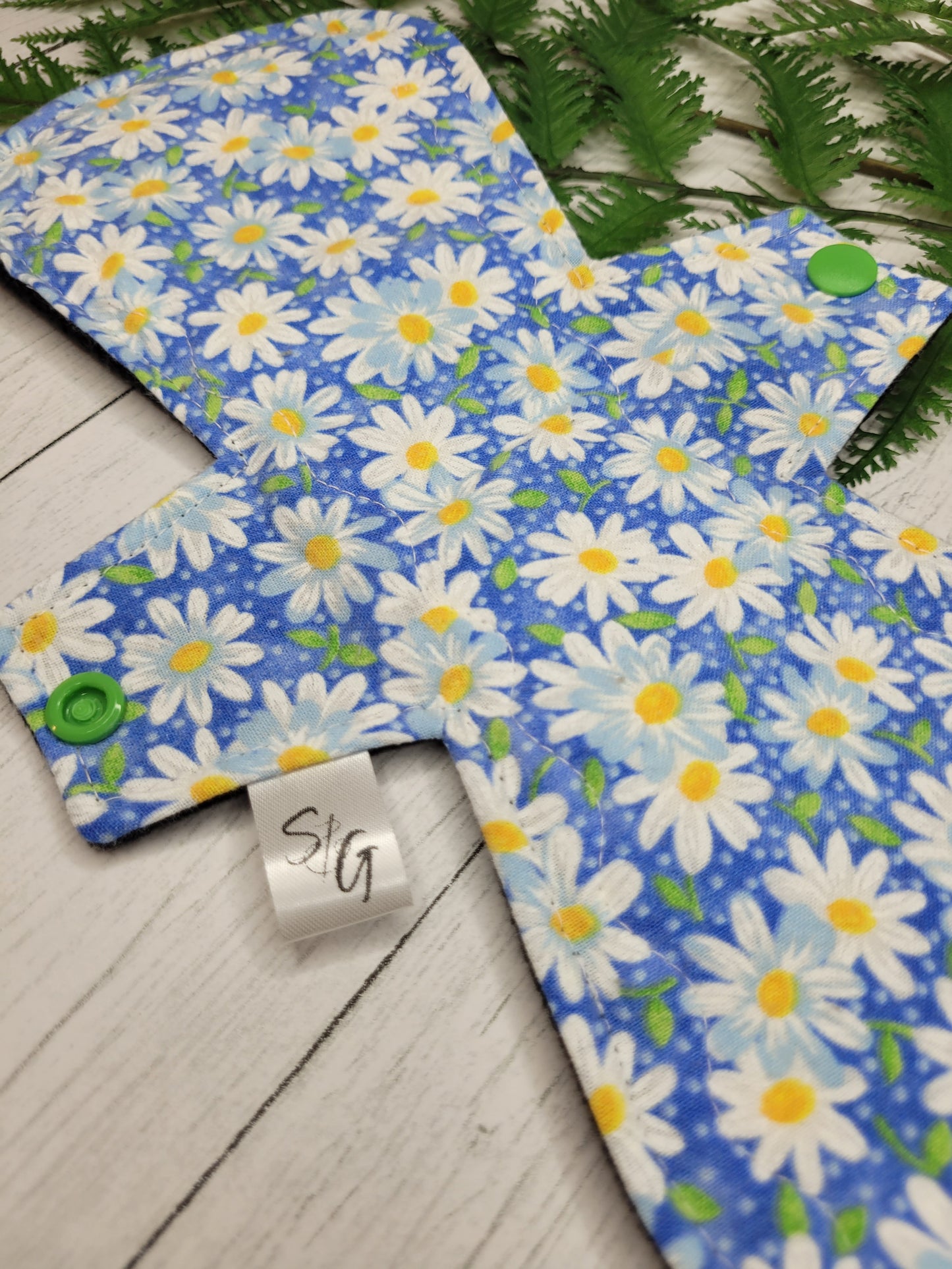 Daisy's on blue cotton print cloth pads (made to order)