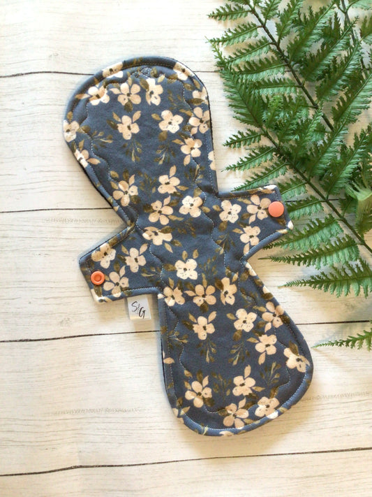 Organic cotton cloth pads (made to order) Baby blooms *Round shape
