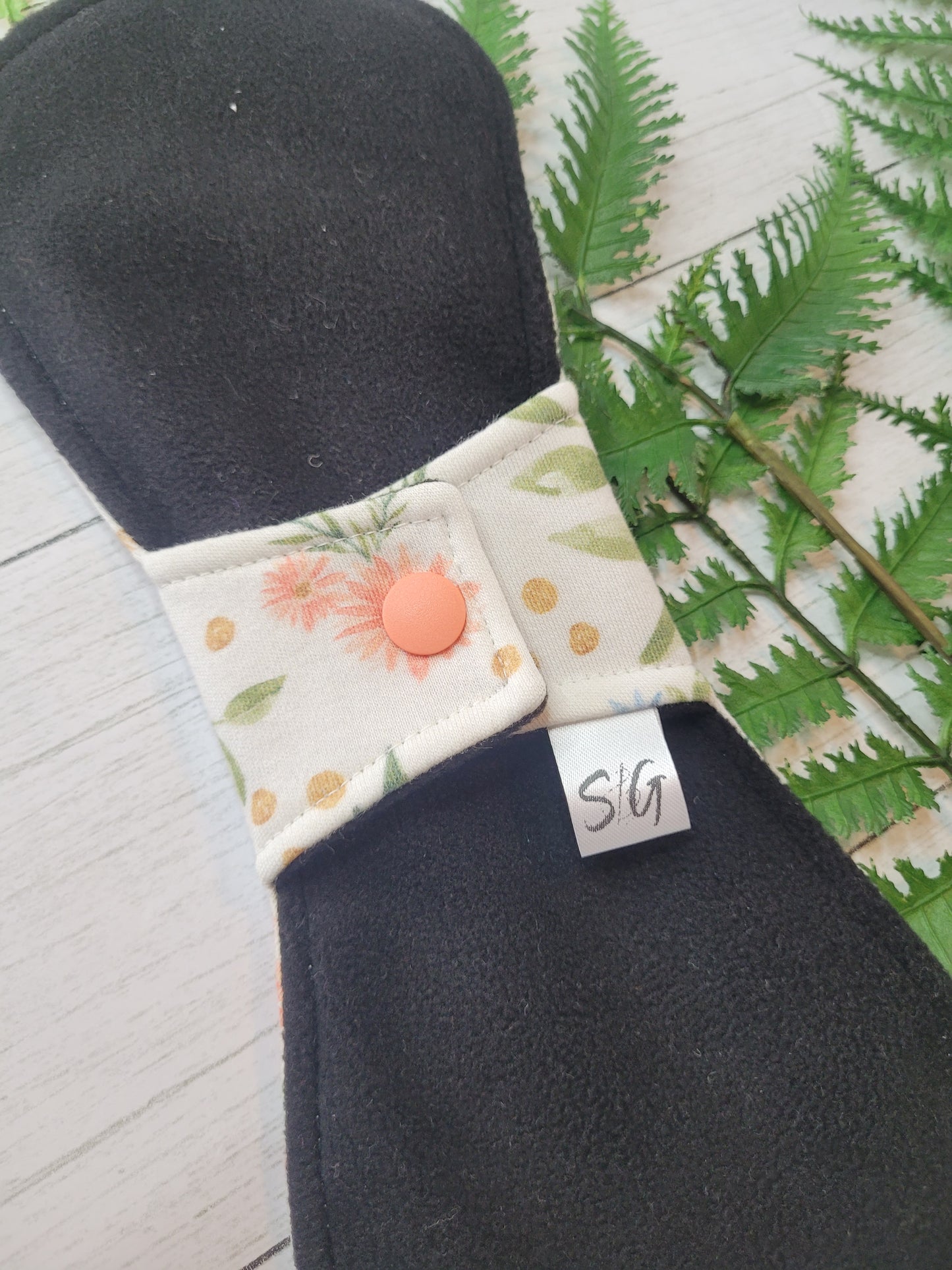 Daisy Girl Organic cotton interlock print cloth pads (made to order) *Round shape, top stitched