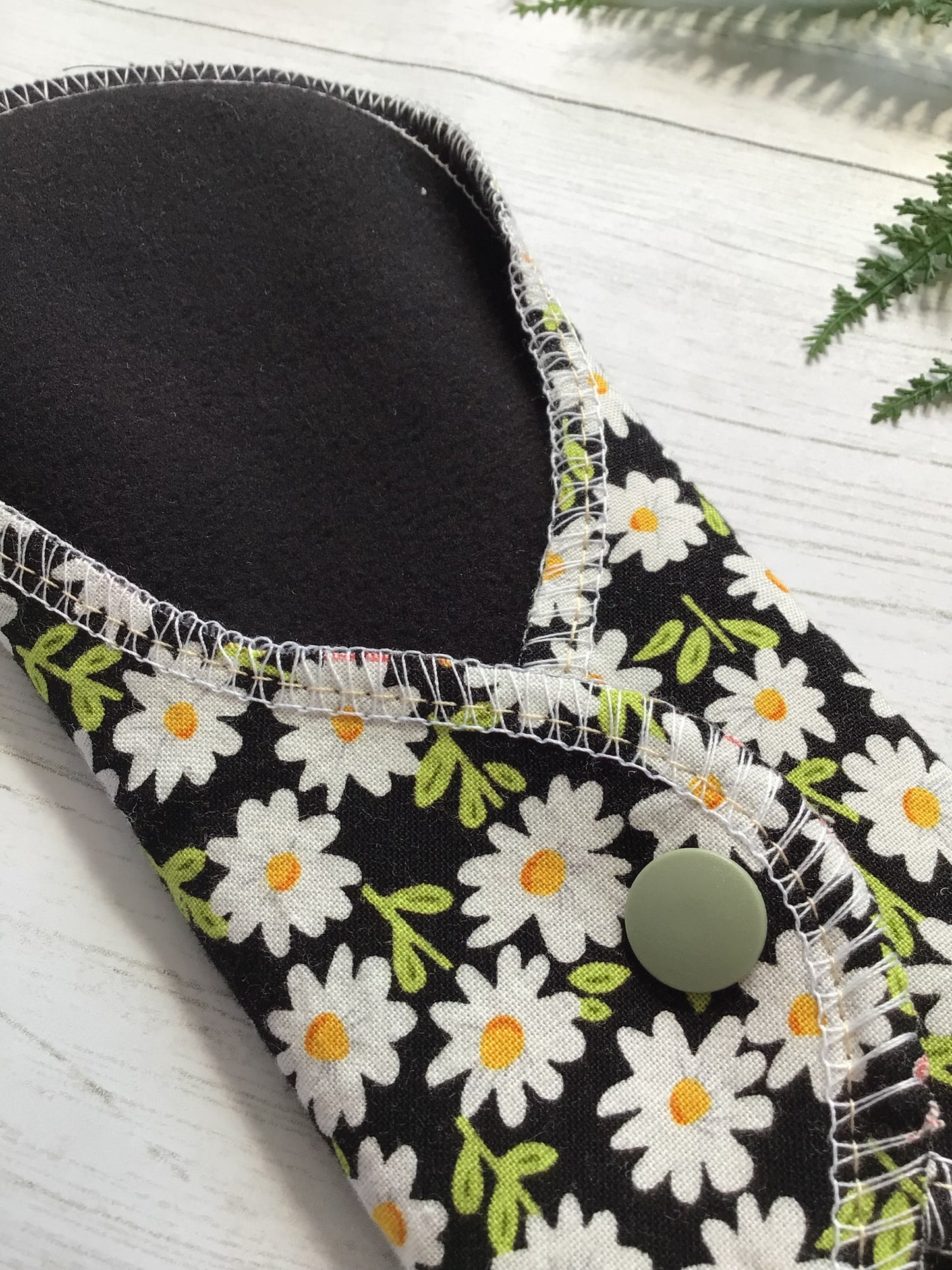 Cotton print wrap wing cloth pads (Made to order) Daisies on black